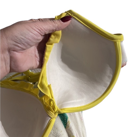 Victoria’s Secret bikini top. Ruffled accent. Size 32DD - Picture 9 of 9